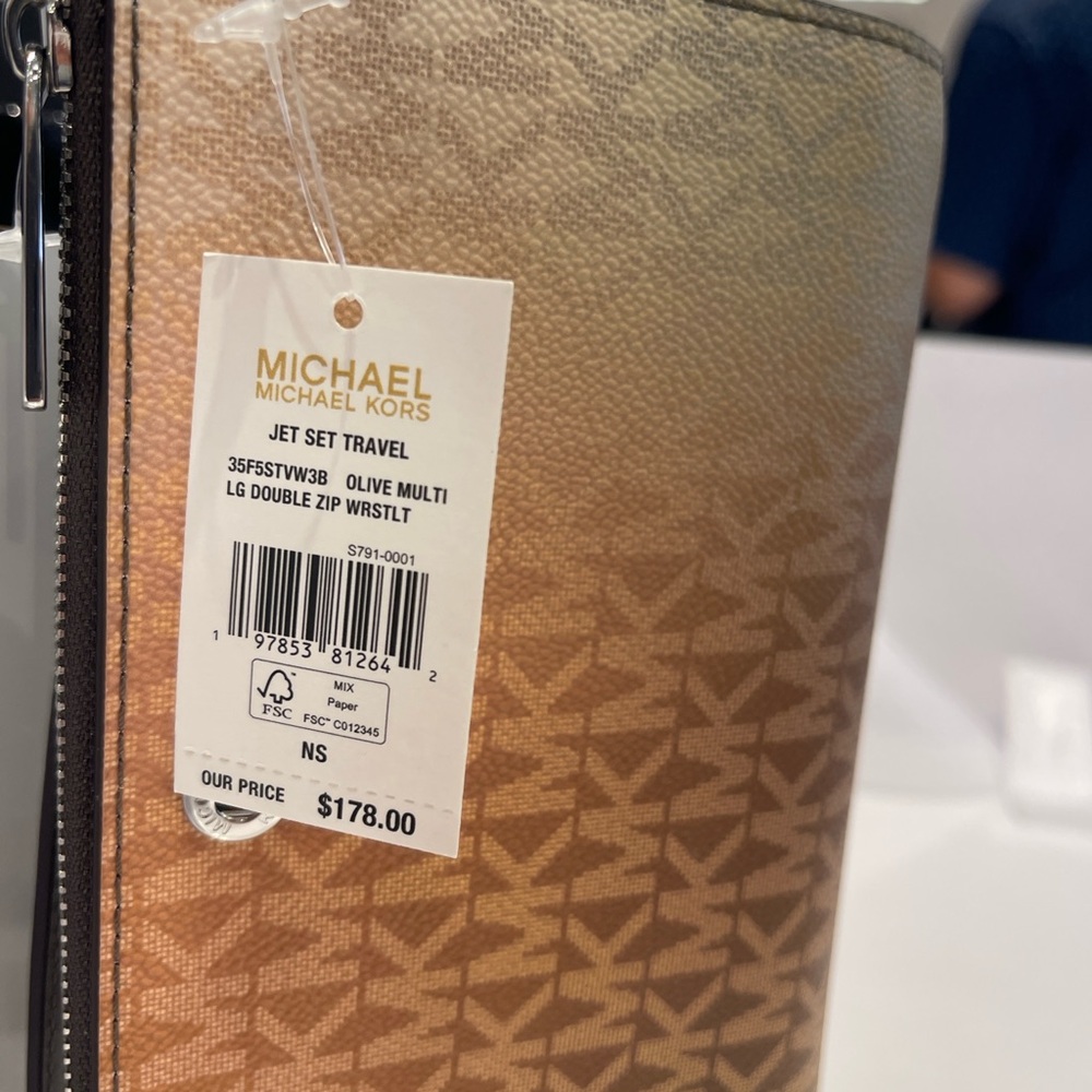 MICHAEL KORS Jet Set Lg Ombré Signature Logo Wristlet Phone Holder
Olive Com
NWT - Picture 12 of 16